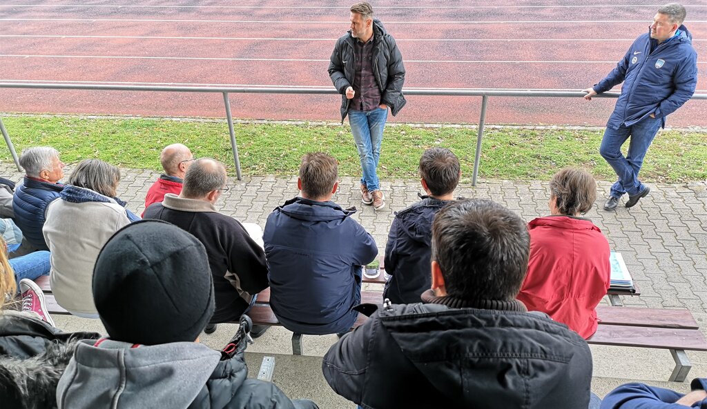 <em>Orientierung vor Ort:</em> Ex-Fussballprofi Sven Christ und FC-Lenzburg-Co-Präsident Mike Barth informieren die Einwohnerräte auf der Sportanlage Wilmatten über die Vorteile von Kunstrasen für den Spiel- und Trainingsbetrieb. Fotos: Fritz Thu <em>Orientierung vor Ort:</em> Ex-Fussballprofi Sven Christ und FC-Lenzburg-Co-Präsident Mike Barth informieren die Einwohnerräte auf der Sportanlage Wilmatten über die Vorteile von Kunstrasen für den Spiel- und Trainingsbetrieb. Fotos: Fritz Thut