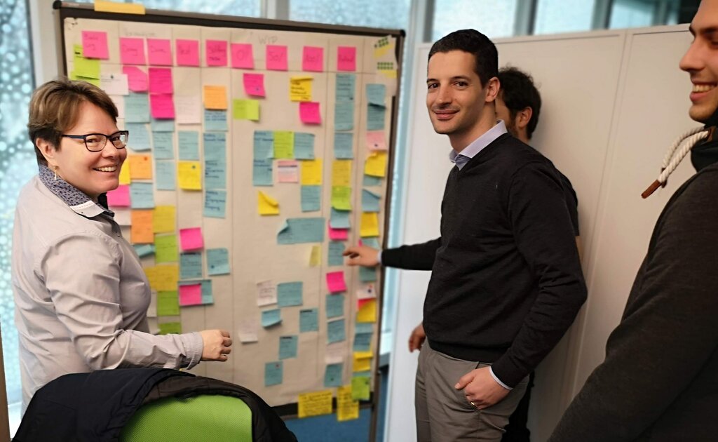 <em>Analoge Zettelwirtschaft in der Software-Abteilung:</em> Marianne Wildi, Vorsitzende der «Hypi»-Geschäftsleitung, mit Finstar-Mitarbeitern am Kanban-Board.Fotos: Fritz Thut
