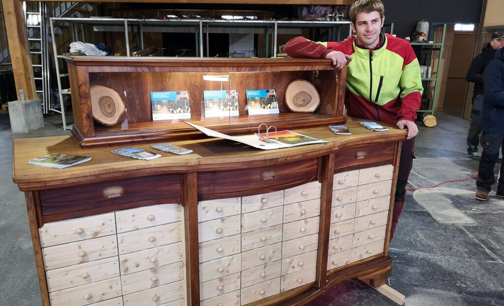 <em>Abschlussarbeit:</em> Lehrling Dominik Peyer mit seinem Herbarium in Kommodenform. <em>Abschlussarbeit:</em> Lehrling Dominik Peyer mit seinem Herbarium in Kommodenform.