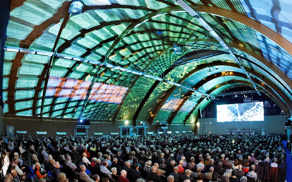 <em>Lichtshow zum Auftakt.</em>Foto: aal
