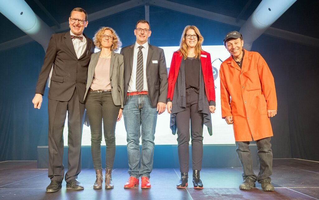 <em>Sorgten für eine spassige Präsentation anlässlich der Einweihung:</em> Lapsus mit ihren «Helfern» Barbara Portmann, GLP Lenzburg, und dem Geschäftspartnerduo Marcel und Ursula Amsler.
