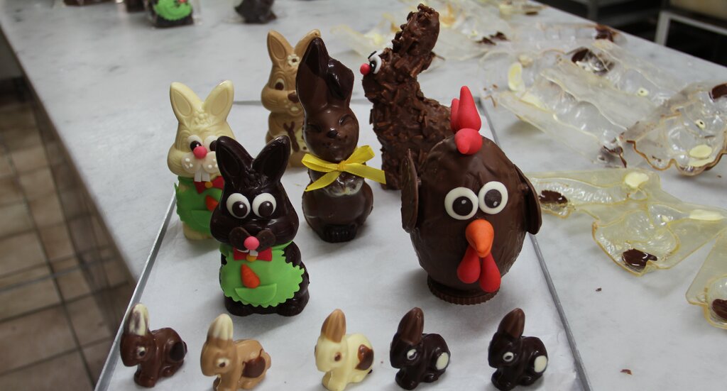 <em>Bunt verziert mit Marzipan oder Zuckermasse:</em> Aus 40 Formen entstehen kleine und grosse Gaumenfreuden aus Schoggi.
