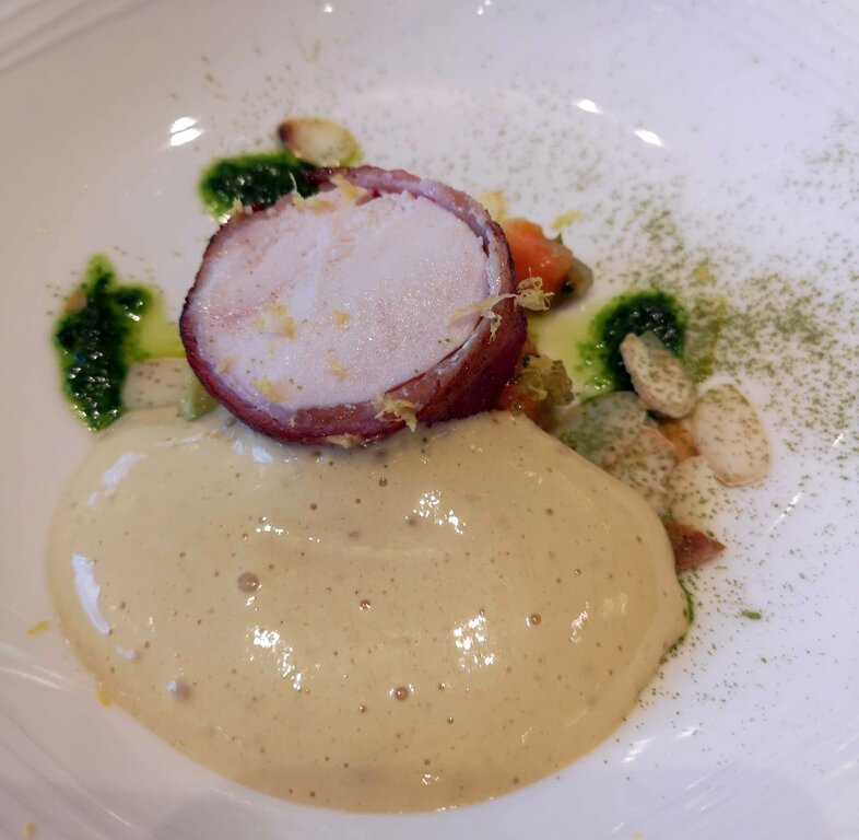 <em>…und modern interpretiert:</em> Huhn an Zitrone mit Erbsen und Rüben.