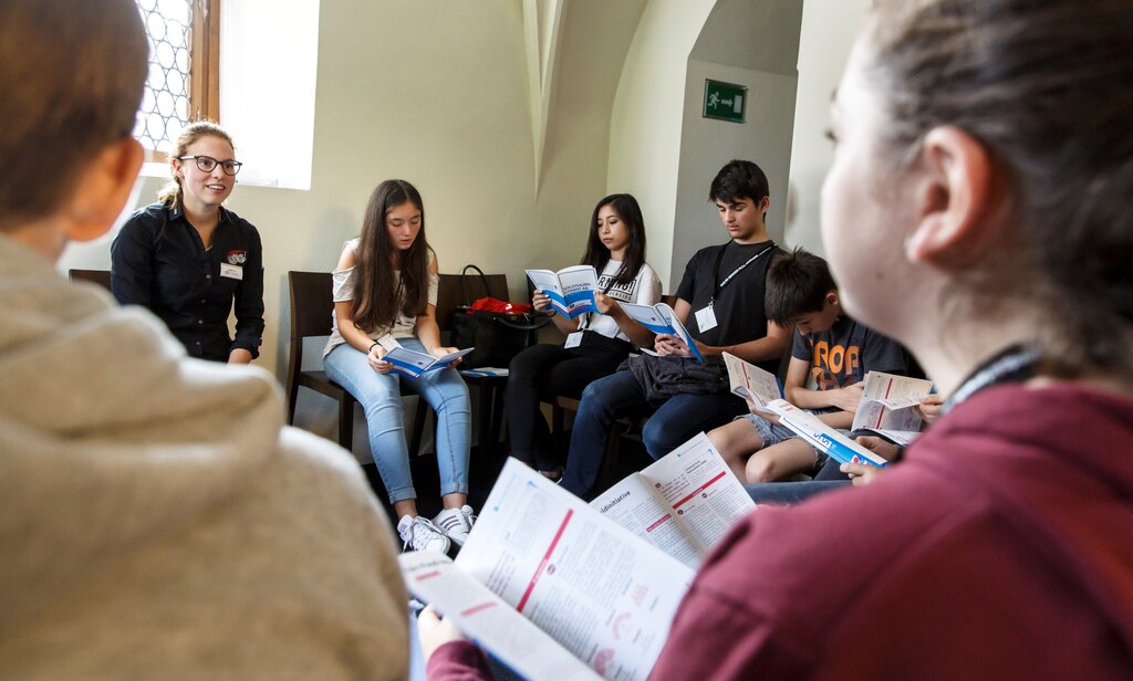 <em>Engagiert debattieren neben dem disziplinierten Marschieren für die Lenzburger Jugend?</em> Szenenbild aus dem Jugendparlament in Solothurn und Lenzburger Kadetten am letzten Jugendfest. Fotos: Hanspeter Bärtschi/Chris Iseli
