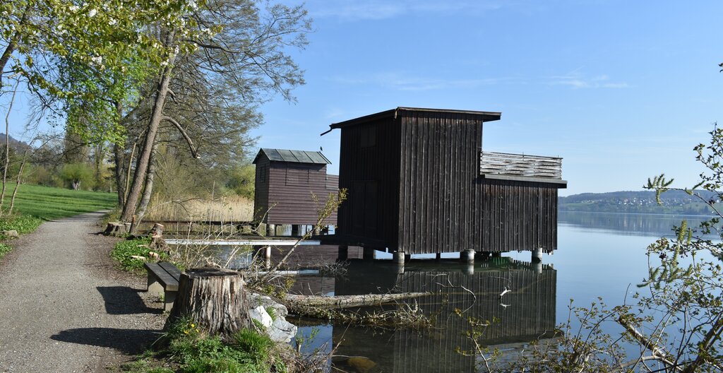 <em>Werden schon bald wieder fleissig von Seefreunden besucht:</em> Verschiedene Bootshäuser am Hallwilersee. Fotos: Larissa Hunziker
