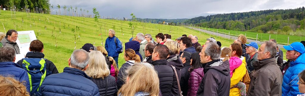 <em>Grosses Interesse:</em> Projektleiter Victor Condrau (ganz links) begrüsst zahlreiche Besucher zur ersten Führung im Wildobst-Arboretum Seetal ob Dürrenäsch. Fotos: Fritz Thut

