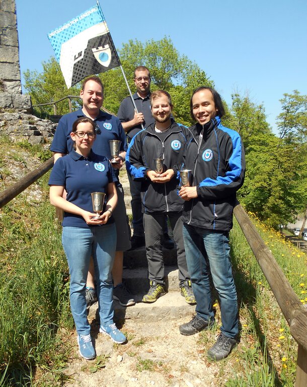 <em>Lenzburger Bechergewinner von 2018:</em> Denise Glarner, Philipp Haller, Vizepräsident Thomas Frey mit Standarte, Claudius Jörg und Alexandre Mai. Foto: zvg
