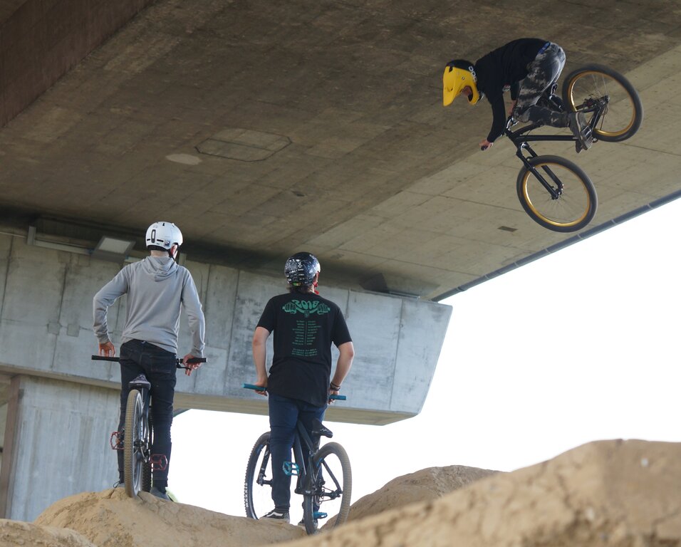 <em>Nur fliegen ist schöner:</em> Sehenswerte Sprünge auf der Hammerpark-Bike-Anlage unter der Autobahnbrücke.Fotos: Ruedi Burkart