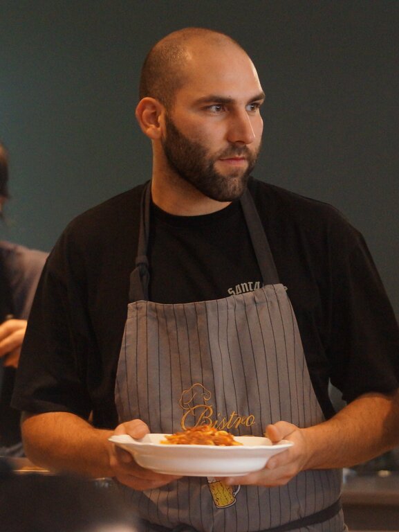 <em>Der Chef an der Arbeit:</em> Bistro-Wirt Mattia Michelli serviert Spaghetti bolognese.