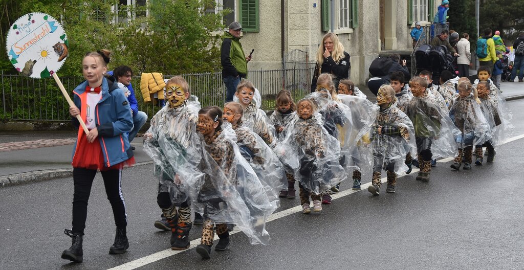 <em>Im Regenschutz unterwegs:</em> Die Kindergarten-Kinder am Jugendfest-Umzug waren passend zum regnerischen Maiwetter gekleidet. Fotos: Andreas Walker
