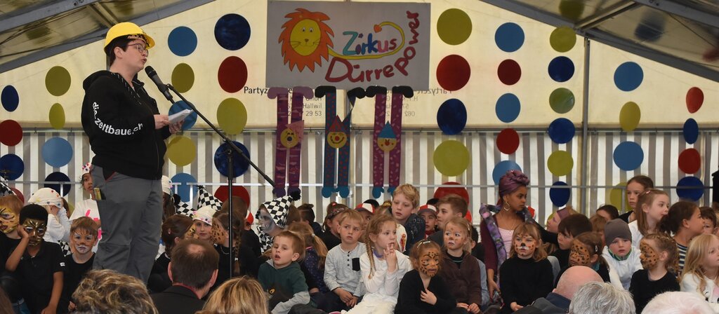 <em>Die Zirkusdirektorin?</em> Gemeindeammann Andrea Kuzma bei ihrer Ansprache.