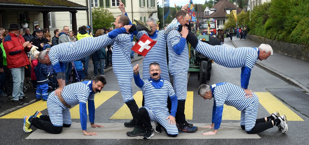 <em>Passend zum Motto «Zirkus»:</em> Mitglieder der Männerriege als Akrobaten.
