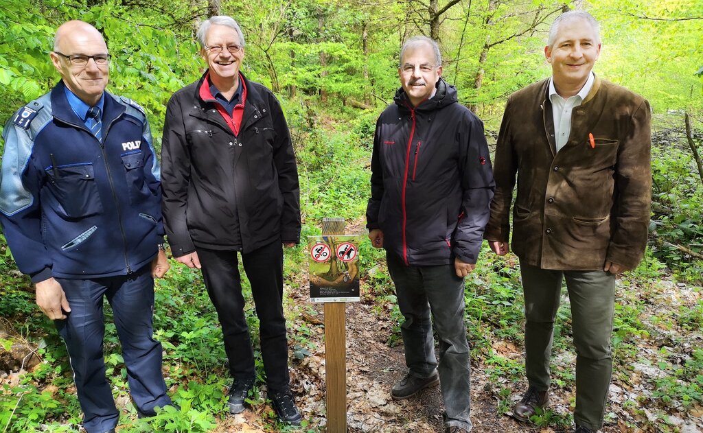 <em>Wollen Regeln zum korrekten Verhalten im Wald auf dem Lenzburger Berg durchsetzen:</em> Regionalpolizeichef Ferdi Bürgi, Stadtrat Martin Steinmann, Stadtoberförster Frank Haemmerli und Jagdleiter Thomas Laube. Fotos: Fritz Thut
