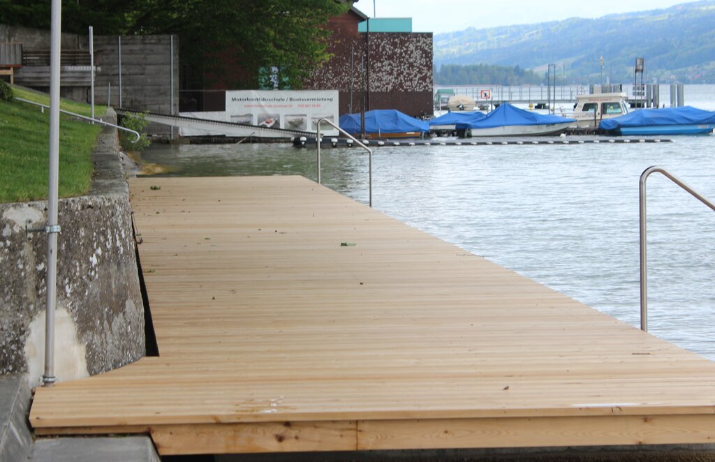 <em>Erfreut sich schon grosser Beliebtheit: </em>Der neue Badesteg im Meisterschwander Strandbad. Fotos: Alexander Studer

