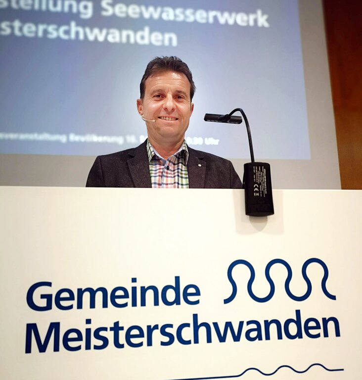 <em>«Ein Jahrhundertwerk für Meisterschwanden»:</em> Gemeindepräsident Ueli Haller am Informationsabend zum Seewasserwerk. Foto: Fritz Thut