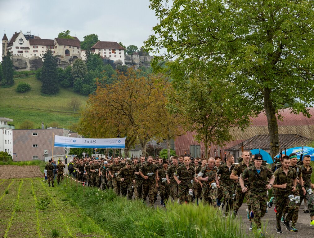 <em>Grossartiges Läuferfeld beim Waffenlauf: </em>Frauen und Männer starteten gemeinsam zum «Lenzburger».<em> Fotos: Peter Winkelmann</em>