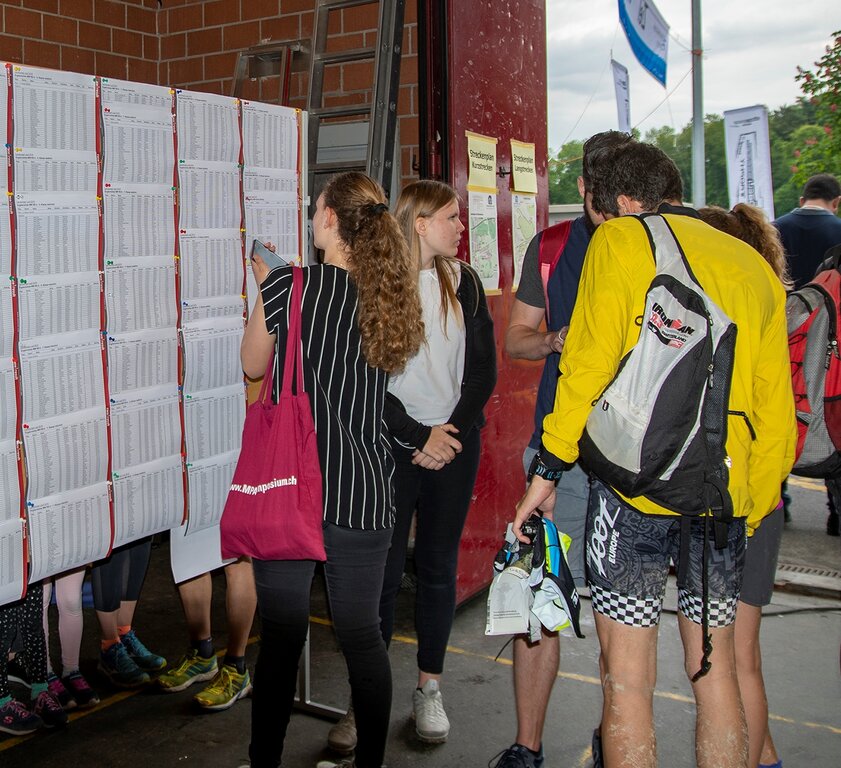 <em>Hier trifft man sich:</em> Teilnehmer informieren sich an der Ranglistenwand.