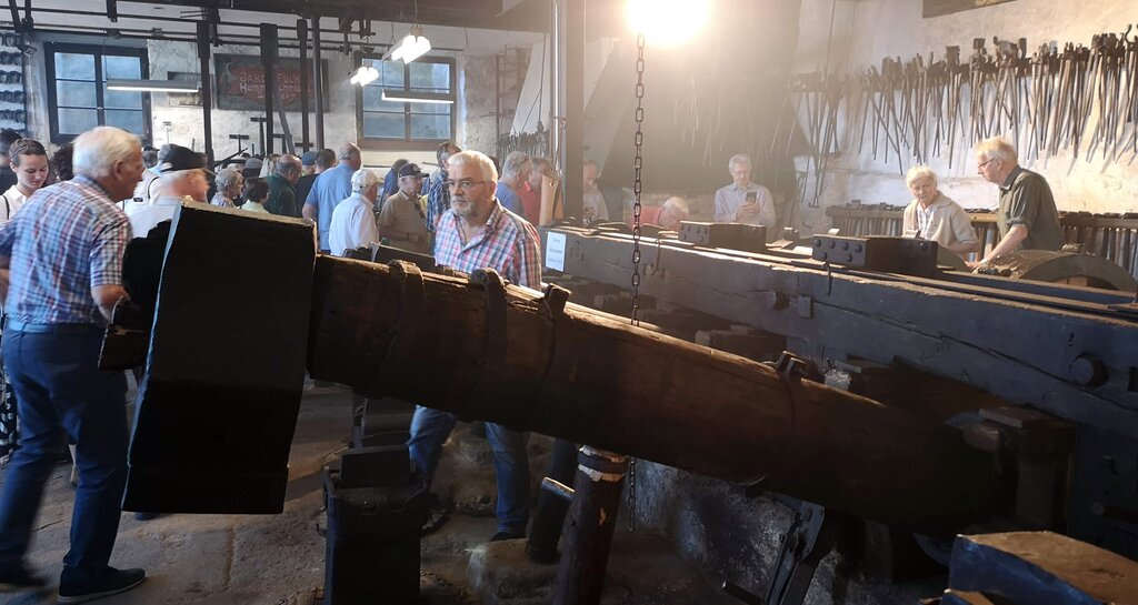 <em>Grosses Interesse am grössten Hammerwerk der Schweiz:</em> Der Eröffnungstag der sanierten Seenger Hammerschmiede zog viel Publikum an. Fotos: Fritz Thut
