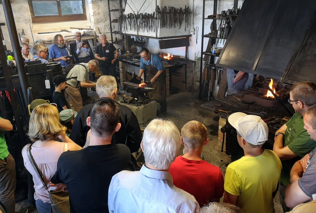 <em>Demonstration eines alten Handwerks:</em> Die Besucher konnten in der Hammerschmiede das Schmieden eines Hufeisens mitverfolgen.