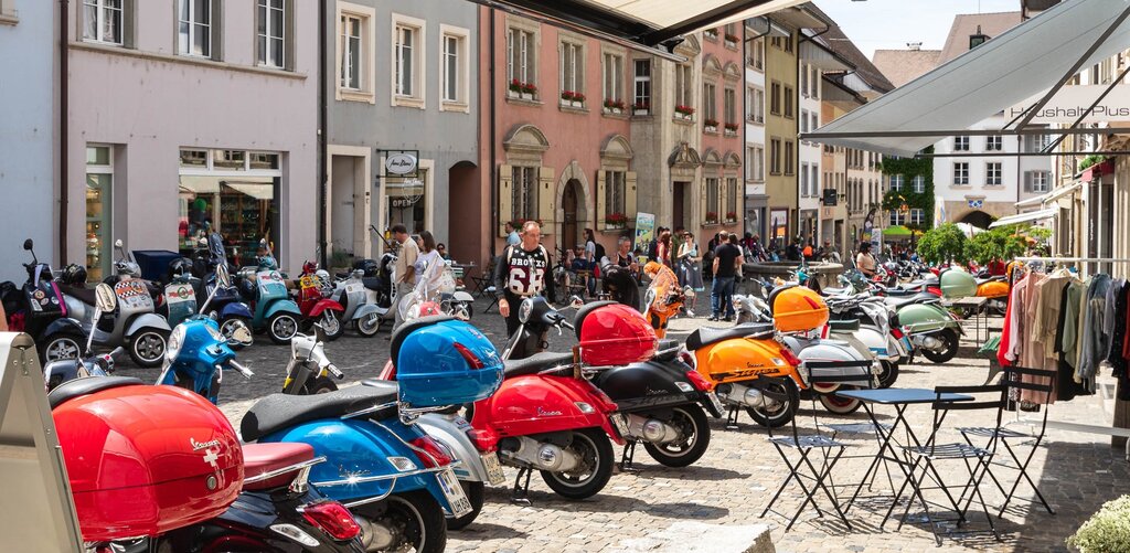 <em>Ein eindrückliches Bild für Vespa-Liebhaber: </em>Rund 90 Vespas waren in der Rathausgasse geparkt, bevors dann zum Corso ging.
