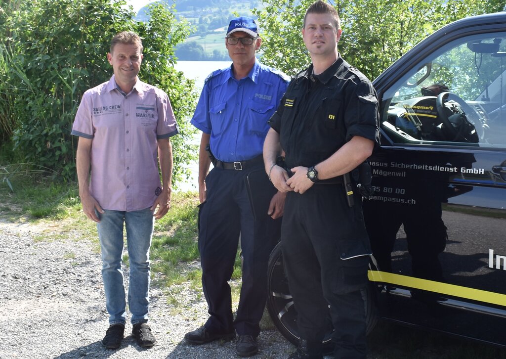 <em>Hoffen auf einen reibungslosen Sommer:</em> Ueli Haller, Gemeindepräsident von Meisterschwanden, Markus Basler, Regionalpolizei Lenzburg, und Marco Savoldi, Geschäftsführer Pampasus Sicherheitsdienst GmbH. Foto: Larissa Hunziker