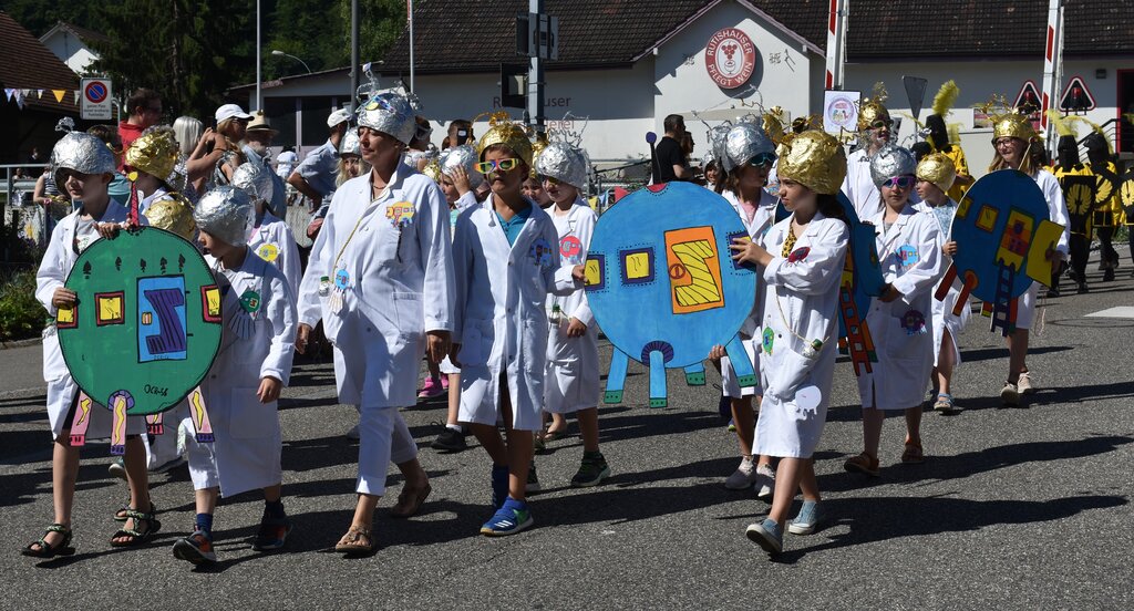<em>Futuristisch:</em> Die Dritt- und Viertklässler trugen Aluhüte und Forscherkittel.
