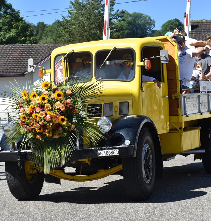<em>Bequem:</em> Der Gewerbeverein auf dem knallgelben Lastwagen.