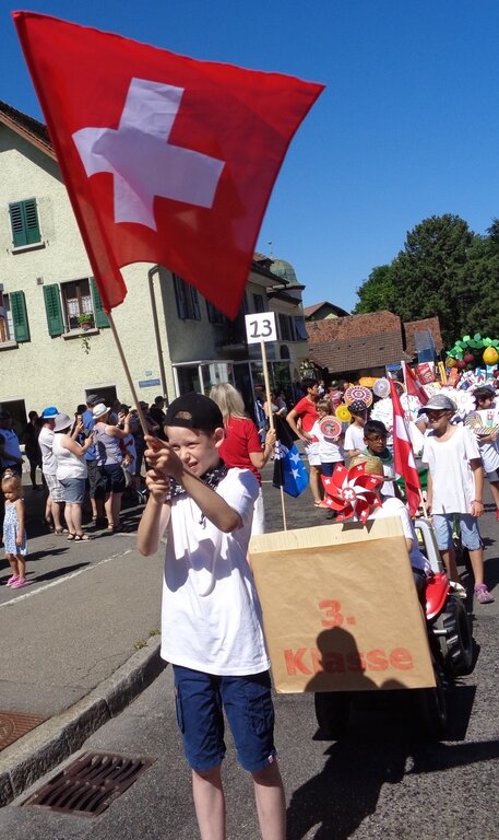 <em>Jugendlicher Fahnenschwinger:</em> Die vierte Klasse von Shkurte Gudaqi schwärmte von den schönsten Orten der Welt.
