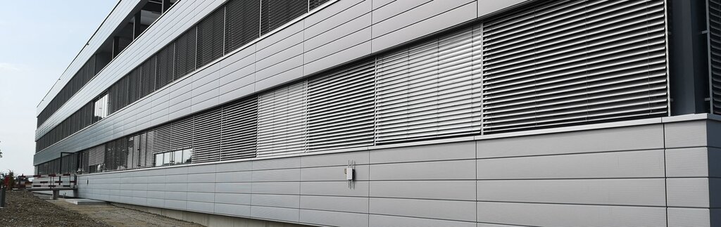 <em>Klare Linien: </em>Der nun offiziell eingeweihte Erweiterungsbau der Firma Bertschi AG in Dürrenäsch. Fotos: Fritz Thut
