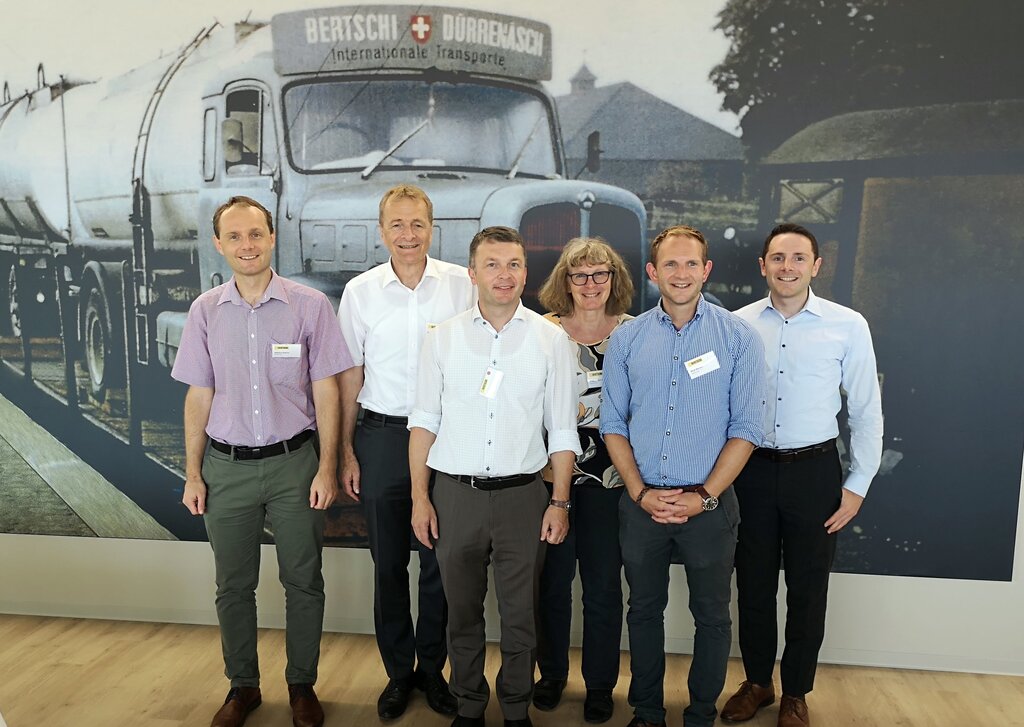 <em>Weiterhin ein Familienbetrieb:</em> Die Firmenführung mit Mitgliedern der Familie Bertschi vor einem historischen Foto in der neuen Kantine in Dürrenäsch.