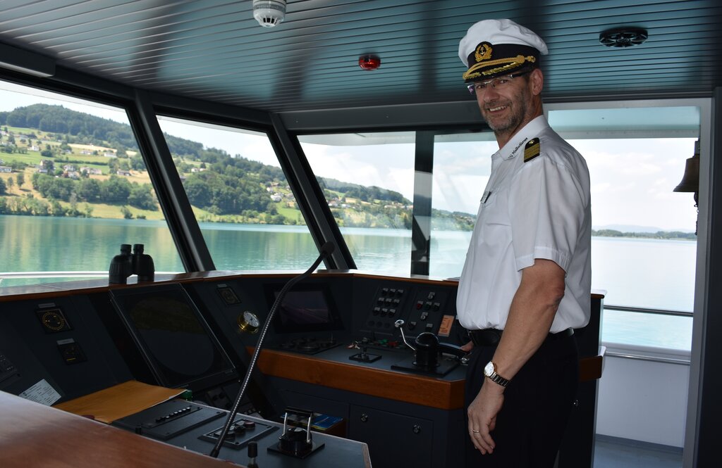 <em>Voll auf Kurs:</em> Bruno Fischer ist seit 40 Jahren Kapitän und Technik-Chef bei der Schifffahrtsgesellschaft Hallwilersee. Foto: Larissa Hunziker
