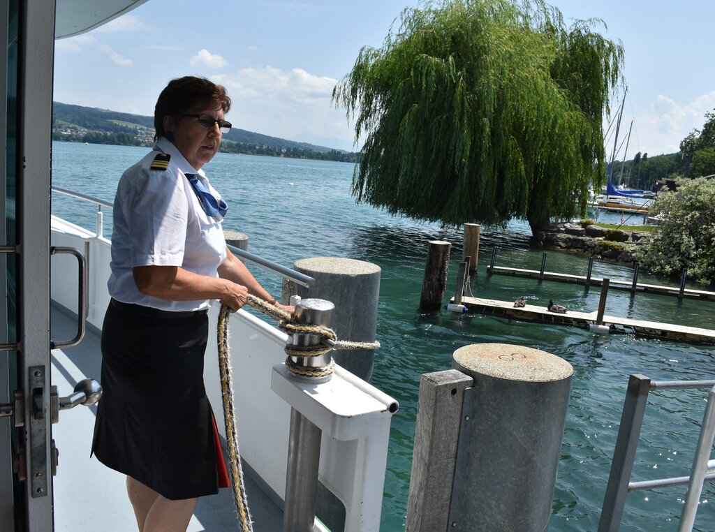 <em>Geübt:</em> In ihrer vierzigjährigen Tätigkeit bei der Schifffahrtsgesellschaft Hallwilersee hat Ursula Häusermann unzählige Schiffe angebunden. Foto: Larissa Hunziker