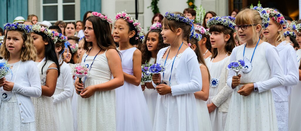<em>Blumenchränzchen in den Stadt- und anderen Farben:</em> Singende Mädchen an der Morgenfeier auf dem Freischarenplatz. <em>Blumenchränzchen in den Stadt- und anderen Farben:</em> Singende Mädchen an der Morgenfeier auf dem Freischarenplatz.