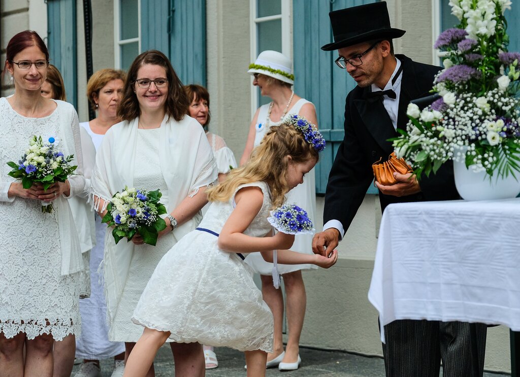 <em>Obligater Knicks:</em> Fränklerübergabe an der Morgenfeier. <em>Obligater Knicks:</em> Fränklerübergabe an der Morgenfeier.