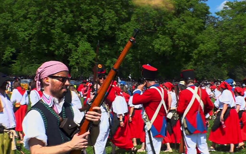 <em>Farbiges Spektakel:</em> Szene aus «Honolulu! Das Freischarenmanöver 2018». Screenshot <em>Farbiges Spektakel:</em> Szene aus «Honolulu! Das Freischarenmanöver 2018». Screenshot