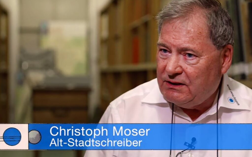 <em>Kompetente Auskunftsperson:</em> Alt Stadtschreiber Christoph Moser. Screenshot <em>Kompetente Auskunftsperson:</em> Alt Stadtschreiber Christoph Moser. Screenshot