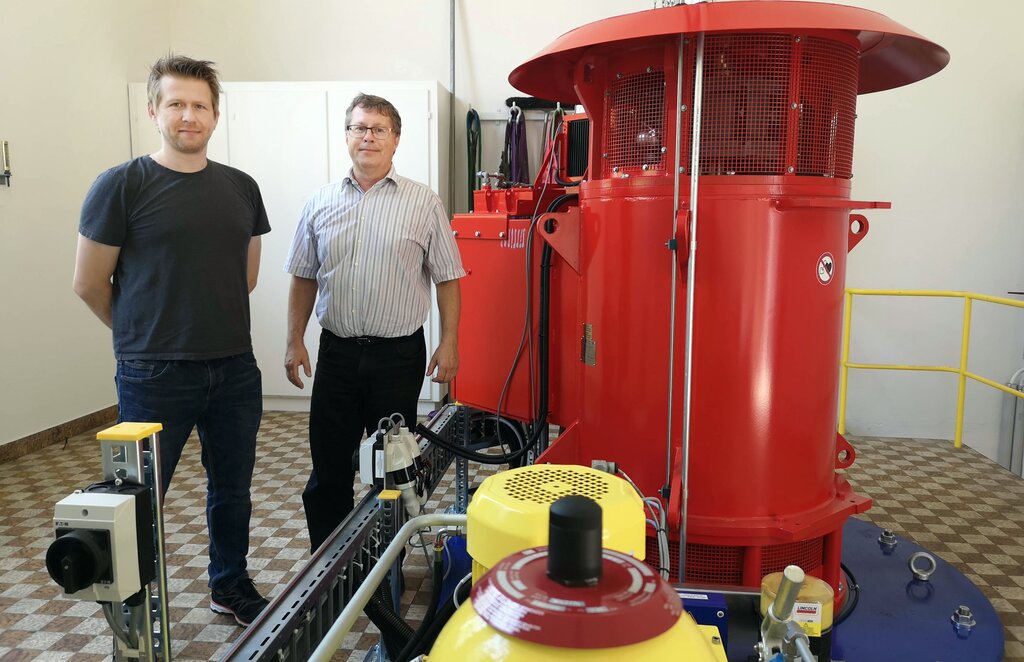 <em>Verwandelt Aabachwasser in elektrischen Strom:</em> Die neue Wasserturbine bei der Messer Schweiz AG mit Produktionsleiter Christian Zbinden und Kommunikationsleiter Reiner Knittel. Fotos: Fritz Thut
