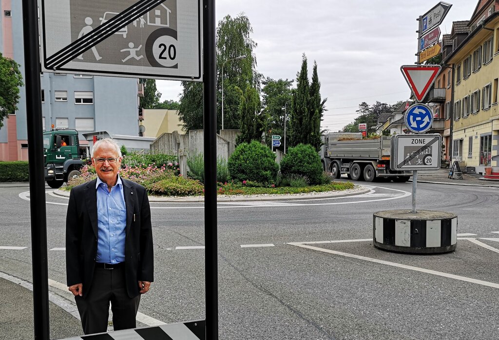 <em>«Man muss das Gesamtsystem betrachten»: </em>Gemeindeammann Hans-Jürg Reinhart, der am 20. August am Podium zum Thema Mobilität am Forum «Wirtschaft trifft Politik» in Lenzburg teilnimmt, vor dem Wildegger Kreisel. Foto: Fritz Thut
