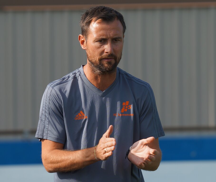 <em>Der Neue an der Sarmenstorfer Seitenlinie:</em> Trainer Michael Winsauer spielte jahrelang als Profi und bringt viel Erfahrung mit auf das Bühlmoos. Foto: Ruedi Burkart
