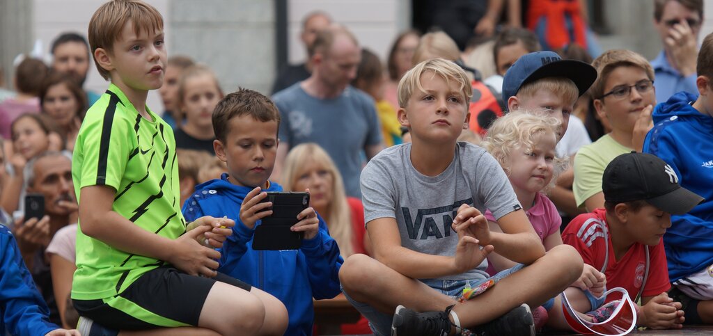 <em>In der ersten Reihe:</em> Teilweise skeptische Kids an einem Bühnenrand.