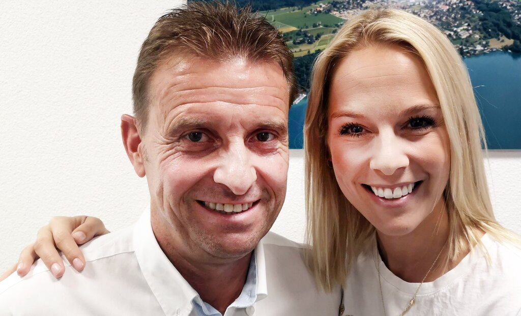 <em>Hauptattraktion:</em> Gemeindepräsident Ueli Haller mit Sängerin Linda Fäh. <em>Hauptattraktion:</em> Gemeindepräsident Ueli Haller mit Sängerin Linda Fäh.