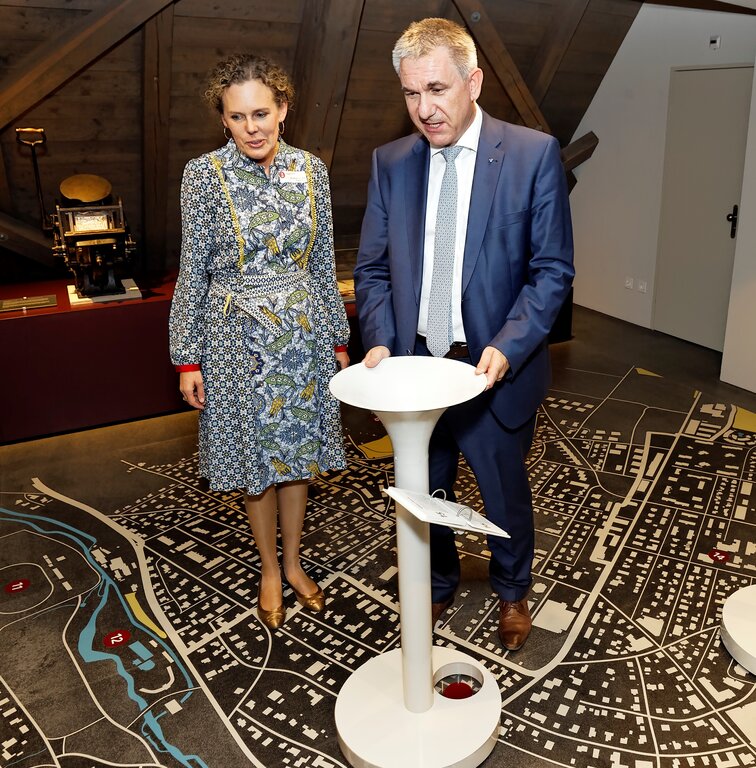 <em>Genoss grosse Wertschätzung:</em> Christine von Arx, hier mit Bildungsdirektor Alex Hürzeler an der offiziellen Eröffnung des neu gestalteten Museums Burghalde. Foto: Andre Albrecht