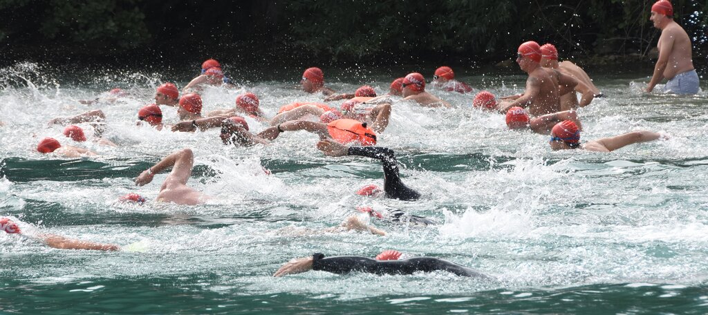 <em>Unterwegs in den kühlen Fluten: </em>Teilnehmer des 51. Hallwilerseeschwimmens im See.Fotos: Andreas Walker
<em>Unterwegs in den kühlen Fluten: </em>Teilnehmer des 51. Hallwilerseeschwimmens im See.Fotos: Andreas Walker