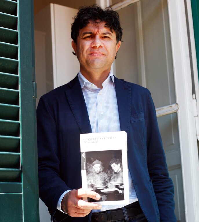 <em>Rückkehr für eine Lesung im Pfarreizentrum der katholischen Kirche Lenzburg:</em> Der italienische Journalist Concetto Vecchio und sein Buch «Cacciateli! Quando i migranti eravamo noi». Foto: zvg
