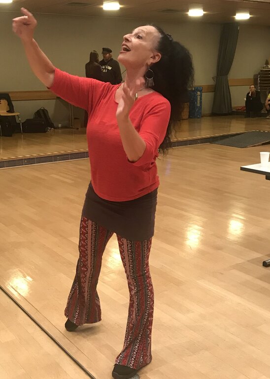 <em>Quirlige Choreografin:</em> Gizella Erdös macht dem Chor die Bewegungen vor.

