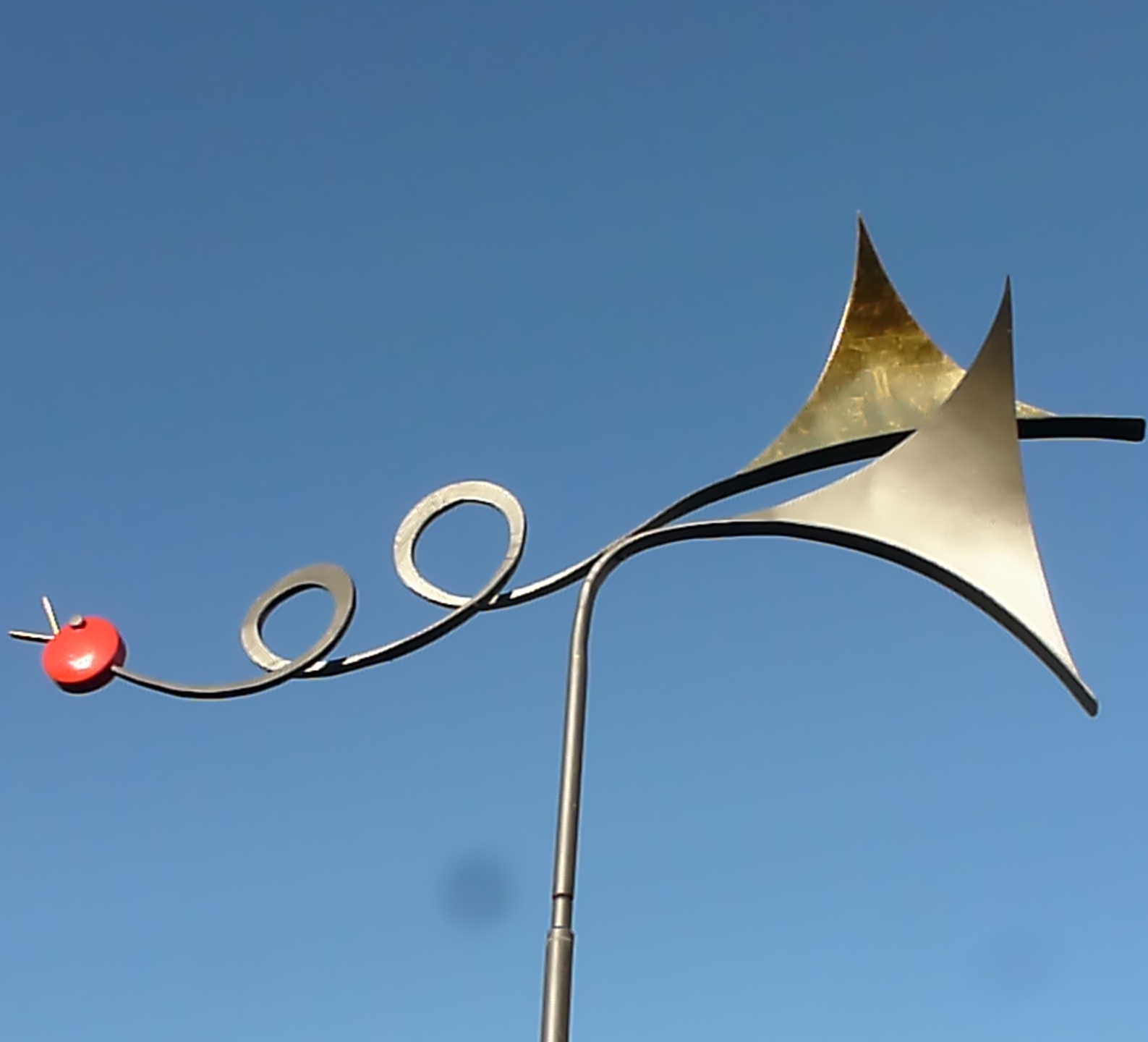 <em>Einfallsreich, lustig und funktionstüchtig:</em> Windspiel von Ueli Schneider. Foto: zvg