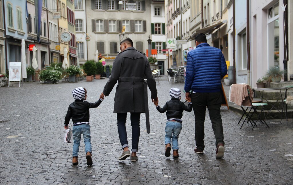 <em>Den Zwillingen wurde die Aufnahme in eine Spielgruppe verweigert, weil sie zwei Papis haben</em>: Rafael, Roshan, Rahul und Michael in der Rathausgasse in Lenzburg.. Fotos: Carolin Frei
