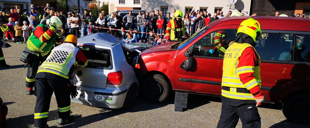 <em>Interessante Demonstrationen vor grosser Zuschauerschar:</em> Simulierte Strassenrettung beim Staufner Restaurant Linde im Rahmen der Hauptübung der Regio-Feuerwehr Lenzburg.