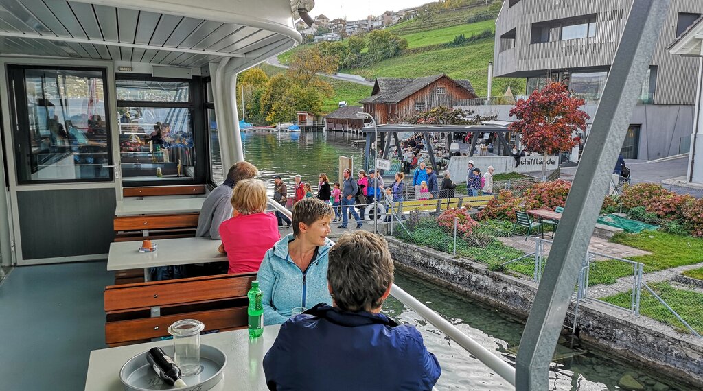 <em>Nochmals zahlreiche Passagiere:</em> Die MS Brestenberg legt auf der letzten Kursfahrt am Schiffsteg Birrwil an. Fotos: Fritz Thut
