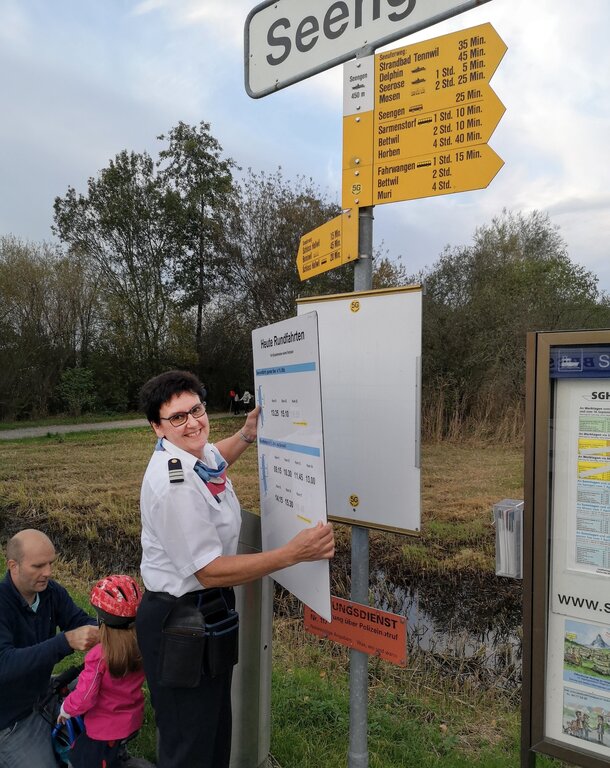 <em>Demontiert:</em> Annemarie Müller mit der Abfahrtszeitentafel am Seenger Schiffsteg.